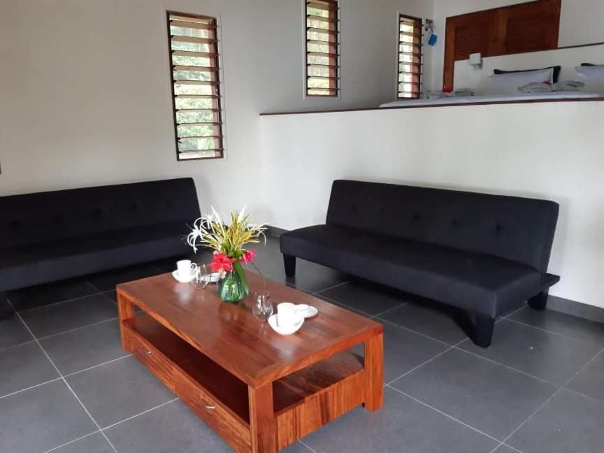 Whispering Palms - Absolute Beachfront Villas Port Vila Exterior photo