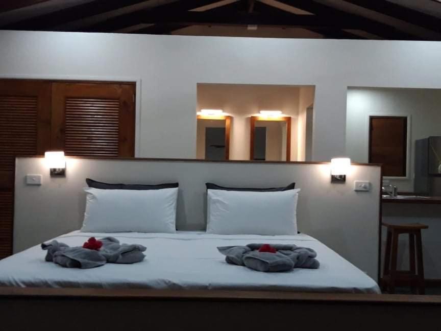 Whispering Palms - Absolute Beachfront Villas Port Vila Exterior photo